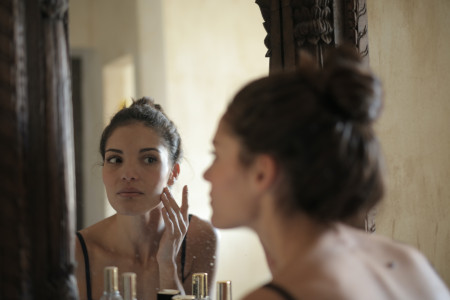 femme qui se regarde dans un miroir