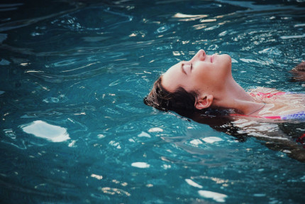 Femme dans une Piscine