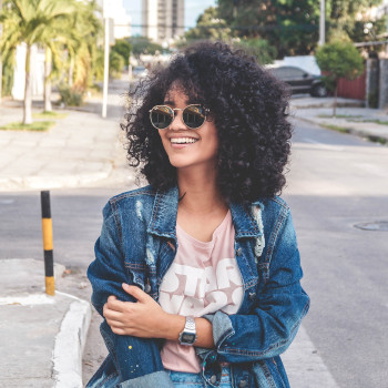 femme avec cheveux frisés