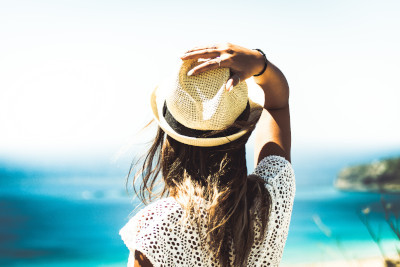 femme avec un top crochet