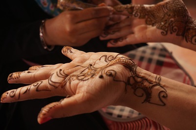 Tatouage de henné sur les mains