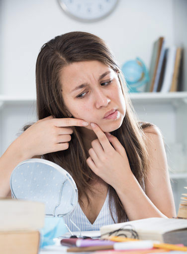 Femme ayant une peau à problème