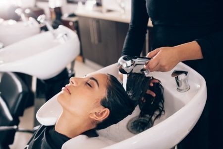 Coloration des cheveux chez le coiffeur